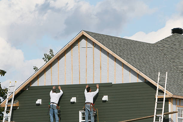 Professional Siding technician working in Urbana, IL